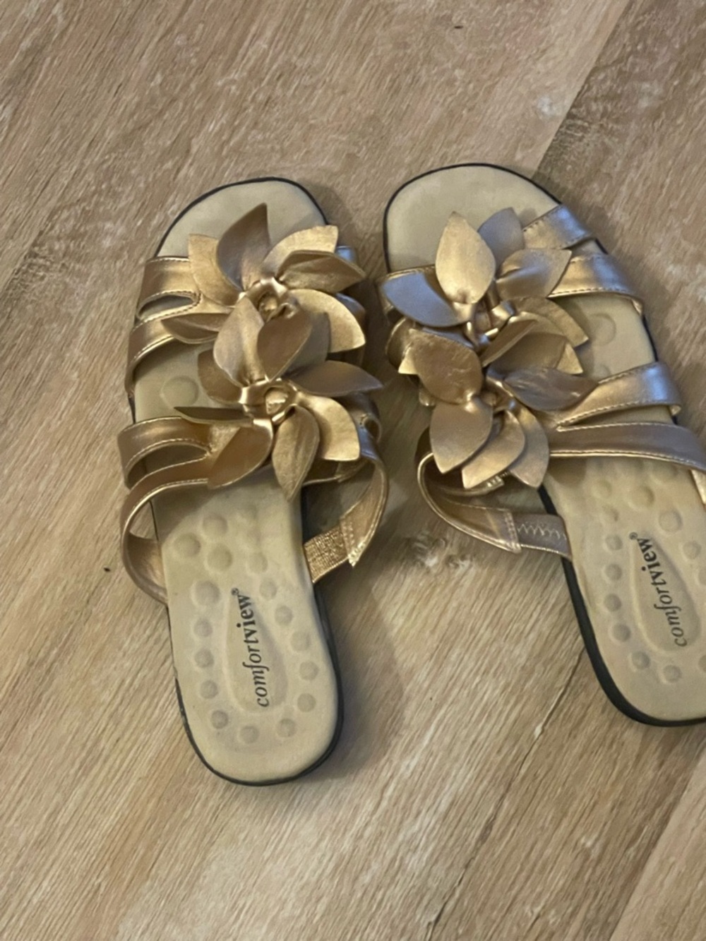 Comfort View Brand Women's Beautiful Gold Floral Sandals Size 8 1/2 W Pre-owned